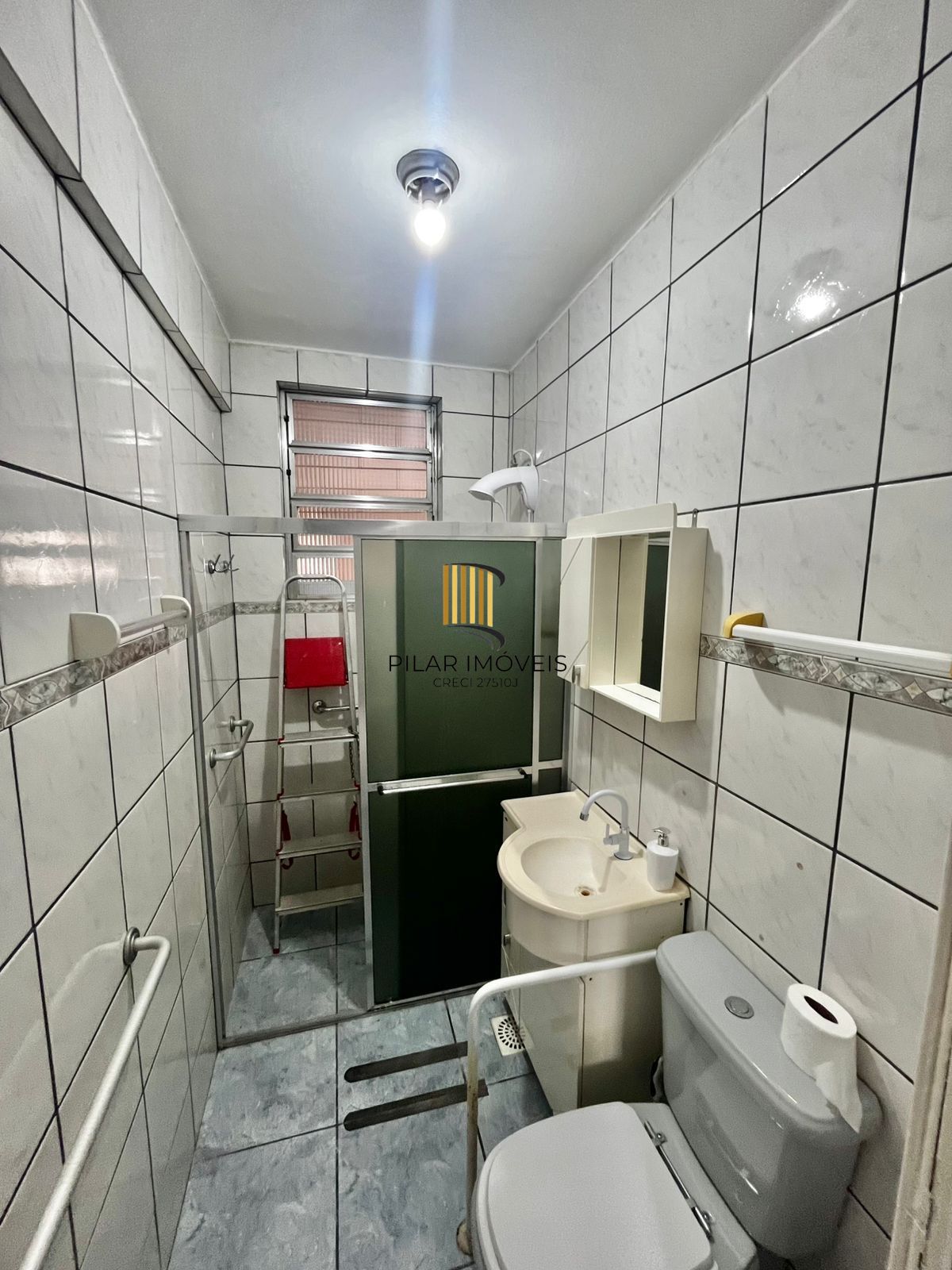 Apto térreo de 02 dorm, sala, banho, cozinha, reformado, com vaga de convenção