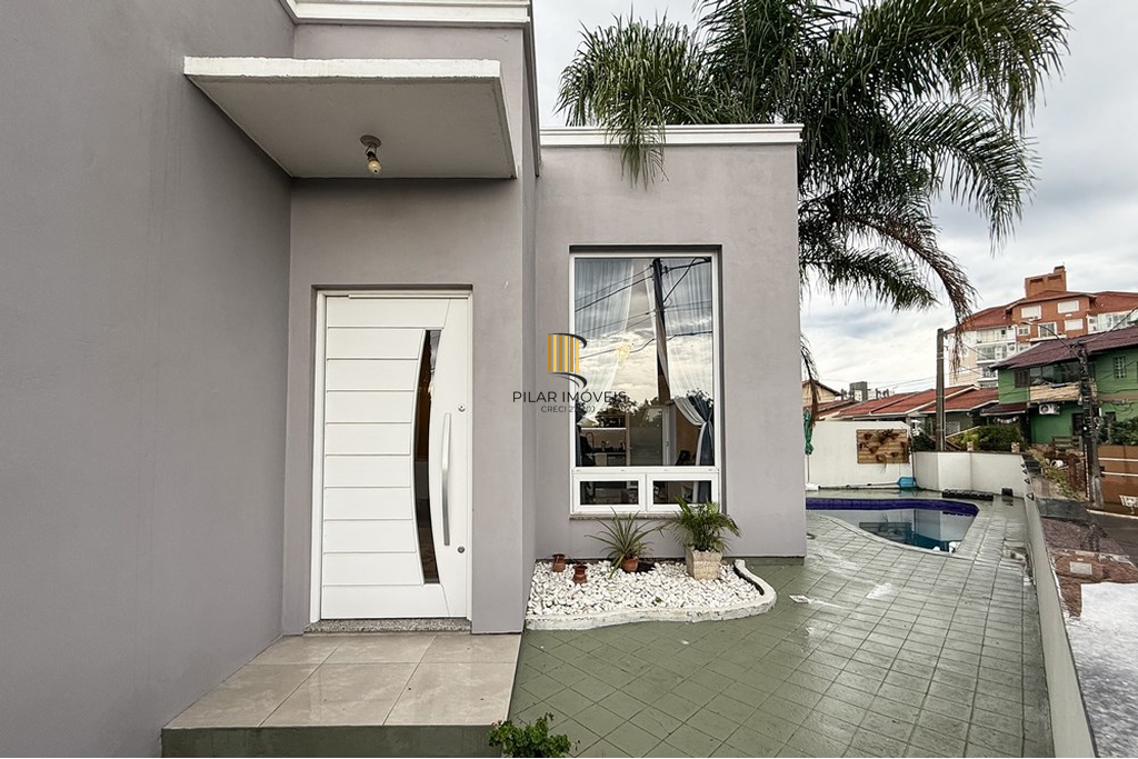 Casa 5 dormitórios no bairro Igara