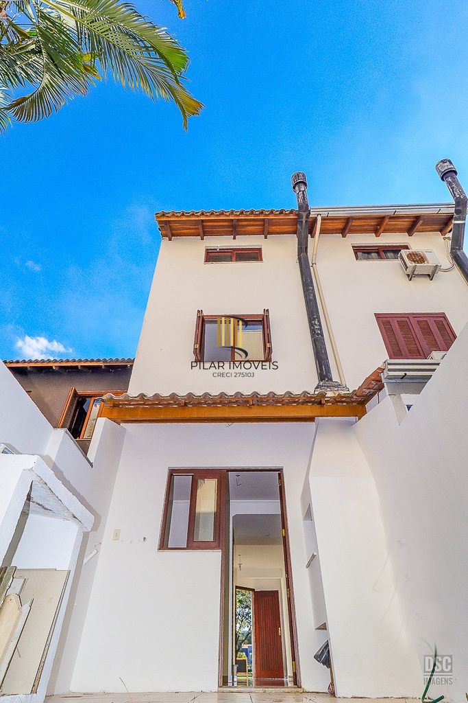 Casa 3 dormitórios no bairro Hípica