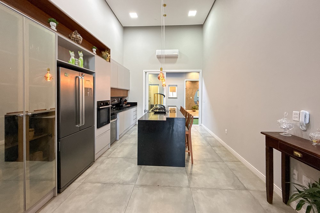 Casa 3 dormitórios no bairro Igara