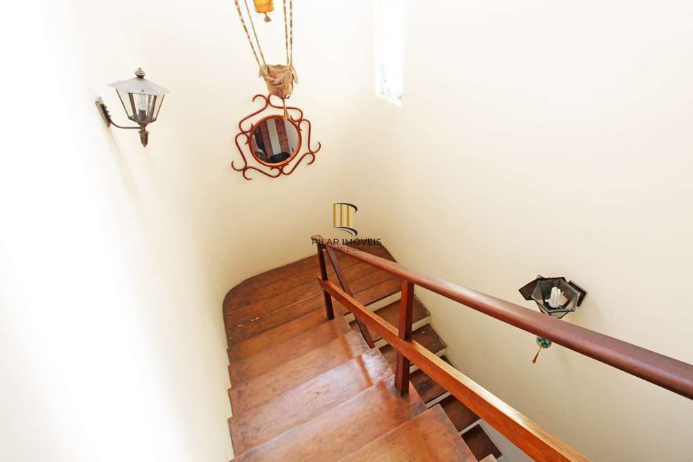 Casa 4 dormitórios no bairro Partenon