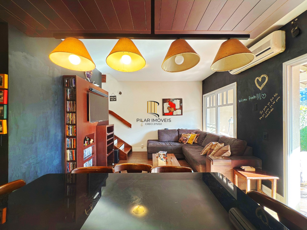 Casa de Condomínio 3 dormitórios no bairro Jardim Carvalho