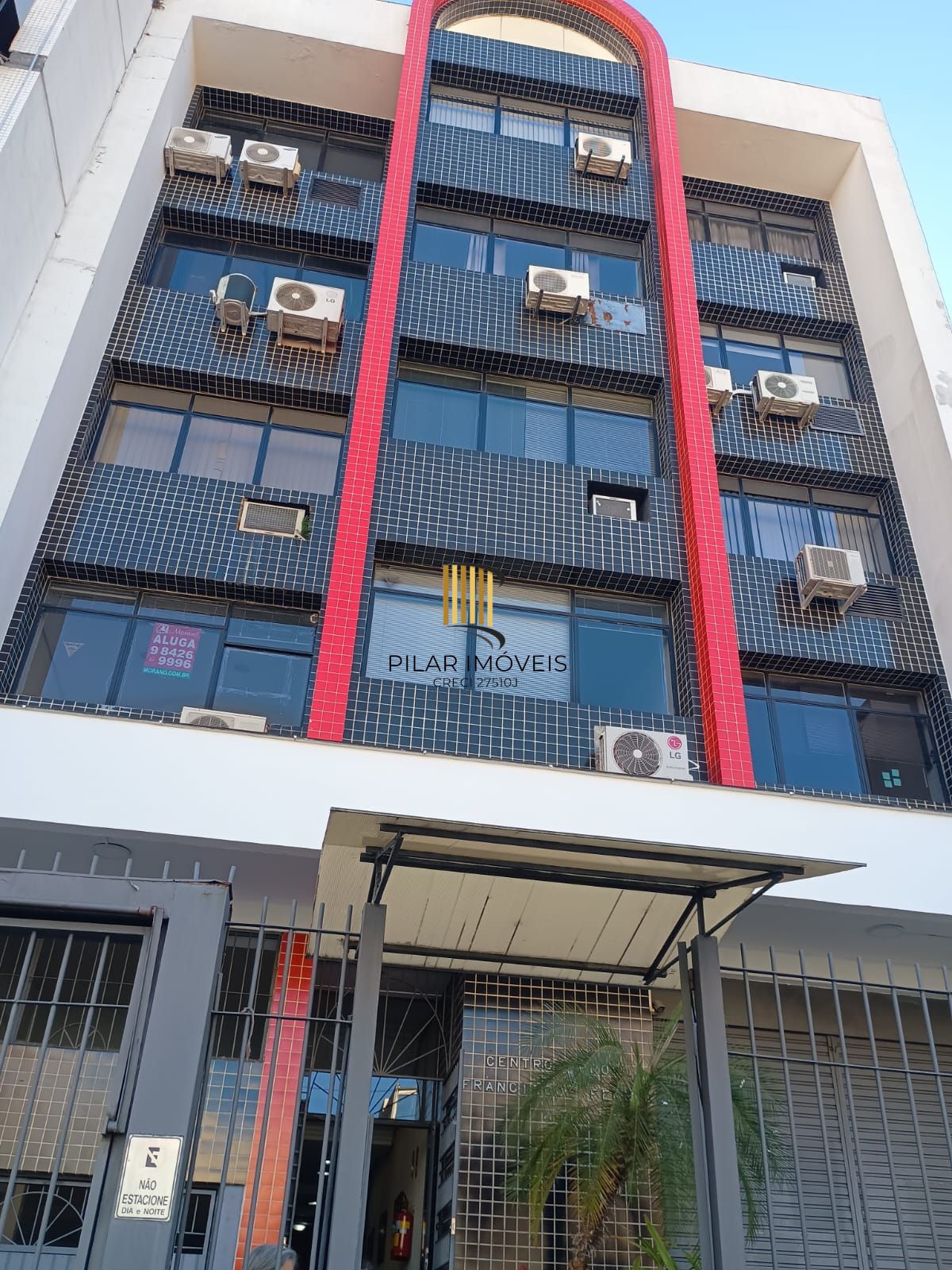 Sala comercial com 33,13 m2, multiuso, ampla, ventilada e ensolarada. - Pilar Imóveis