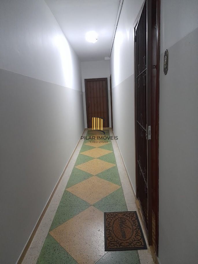 Vende apto de 02 dormitórios, sala, banheiro, cozinha e área de serviço