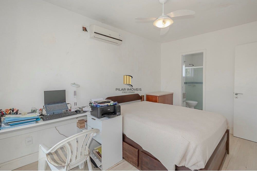 Casa 4 dormitórios no bairro Lomba do Pinheiro