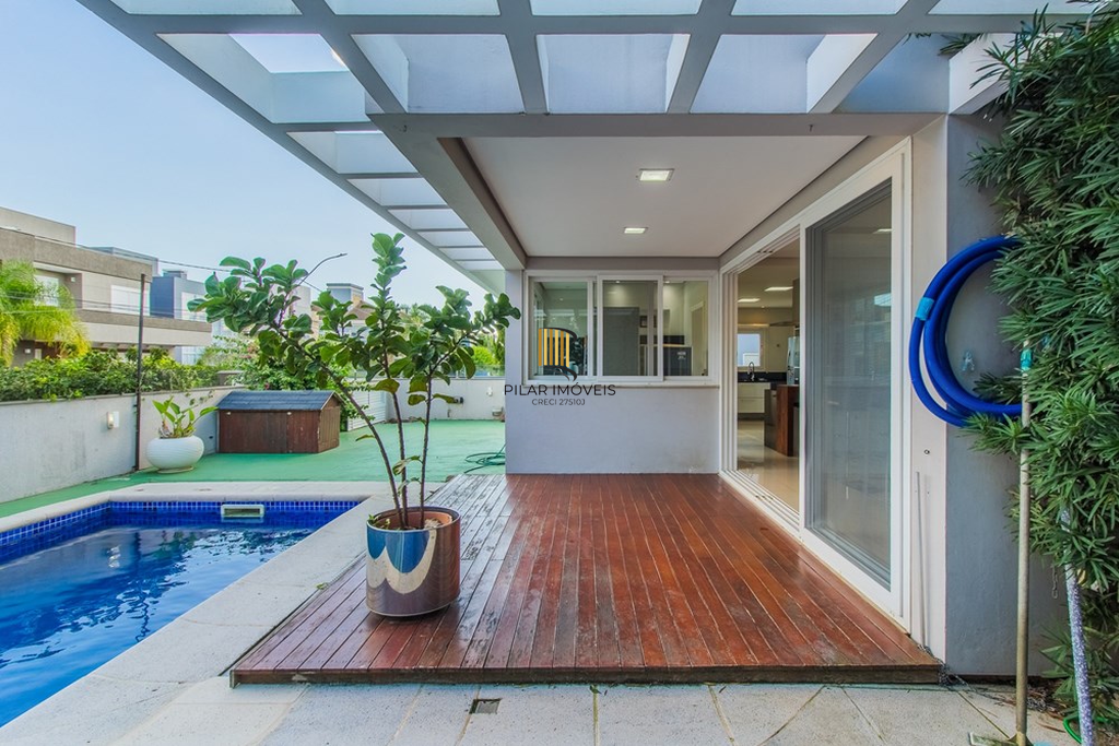 Casa 4 dormitórios no bairro Igara