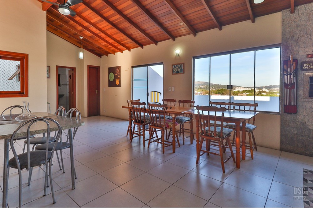 Casa 5 dormitórios no bairro Ipanema