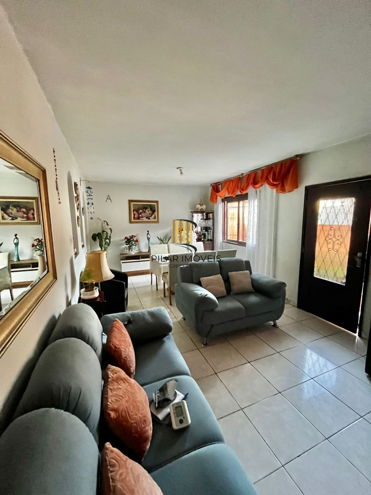 Casa na Rua Marista, Partenon, com 11,00 de frente por 23,00 de frente a fundos