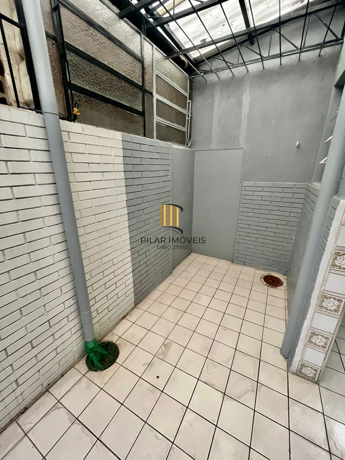 Apto térreo, 01 dorm, água quente, área fechada, 50 m², 200 m do Shopping Wallig