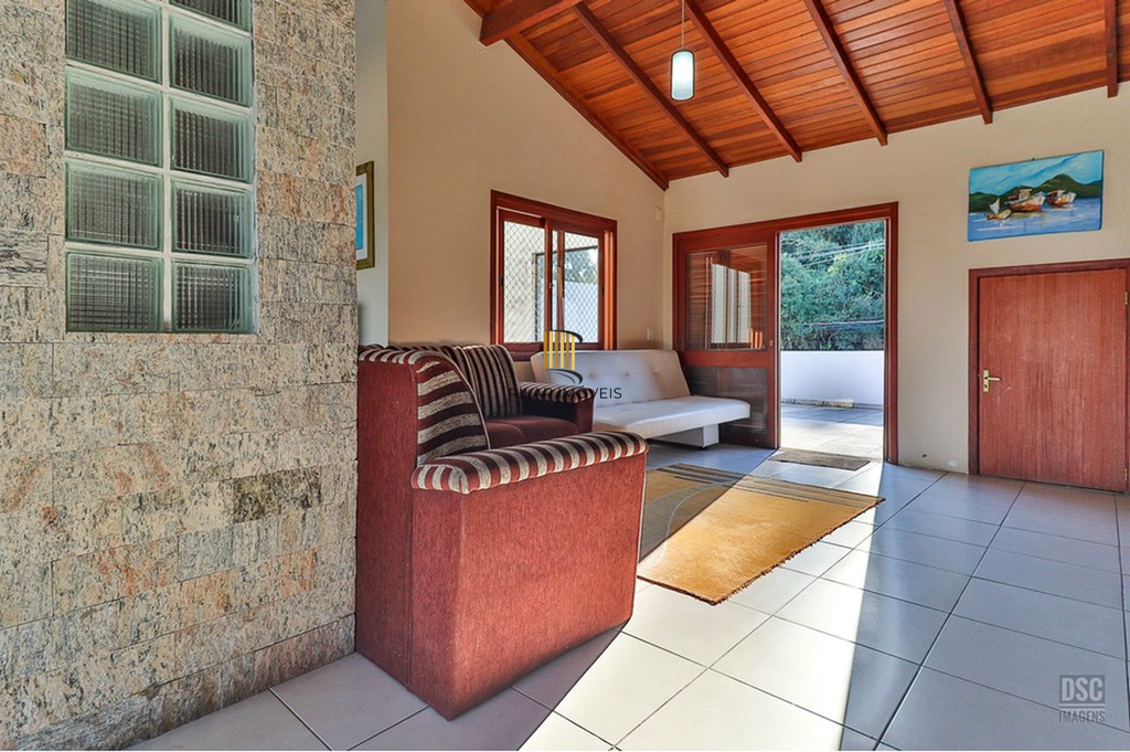 Casa 5 dormitórios no bairro Ipanema