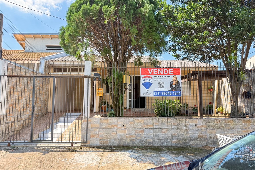 Casa 3 dormitórios no bairro Igara