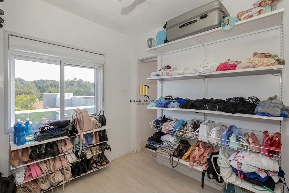 Casa 4 dormitórios no bairro Lomba do Pinheiro