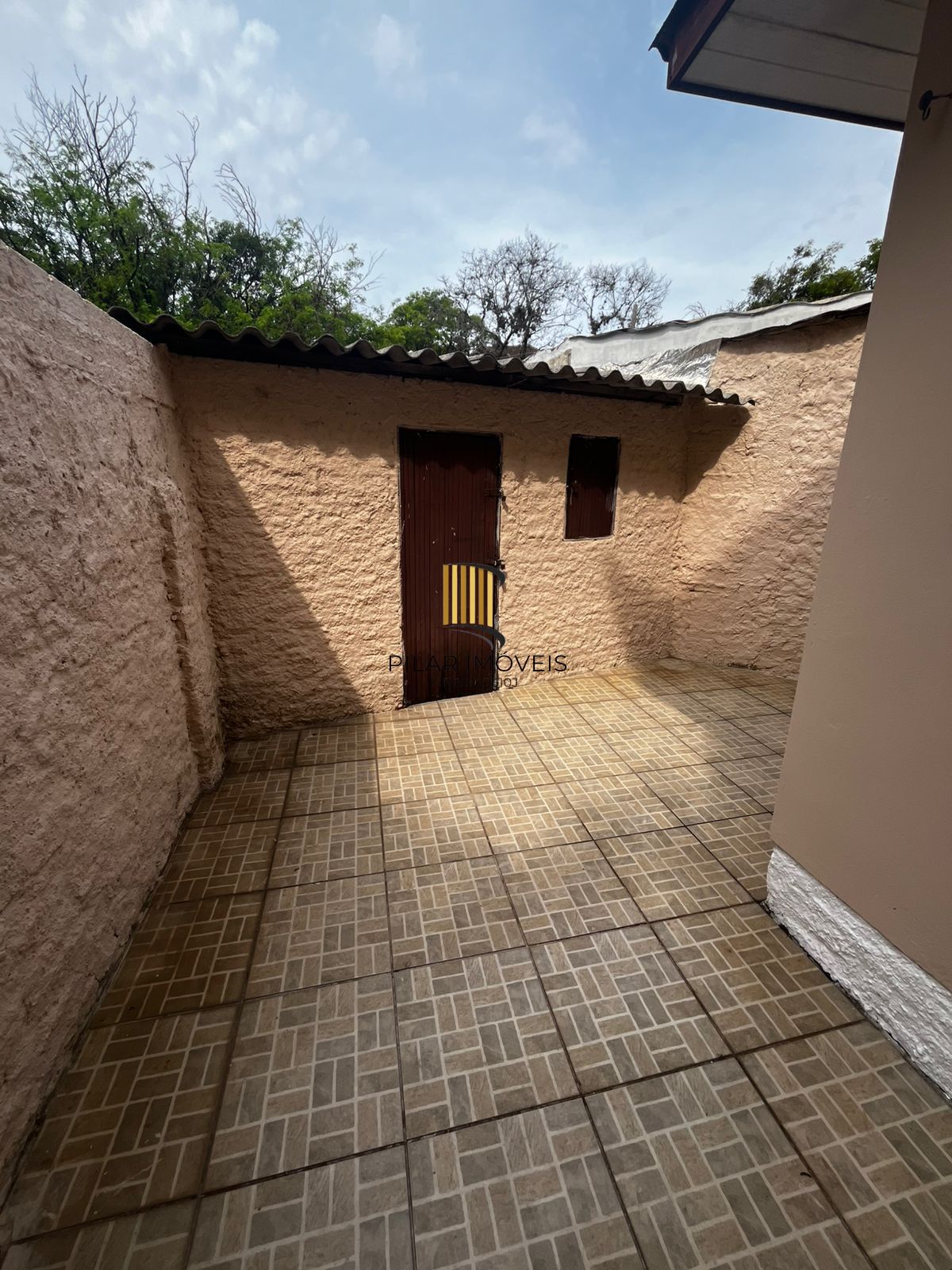 Apto térreo de 02 dorm, sala, banho, cozinha, reformado, com vaga de convenção