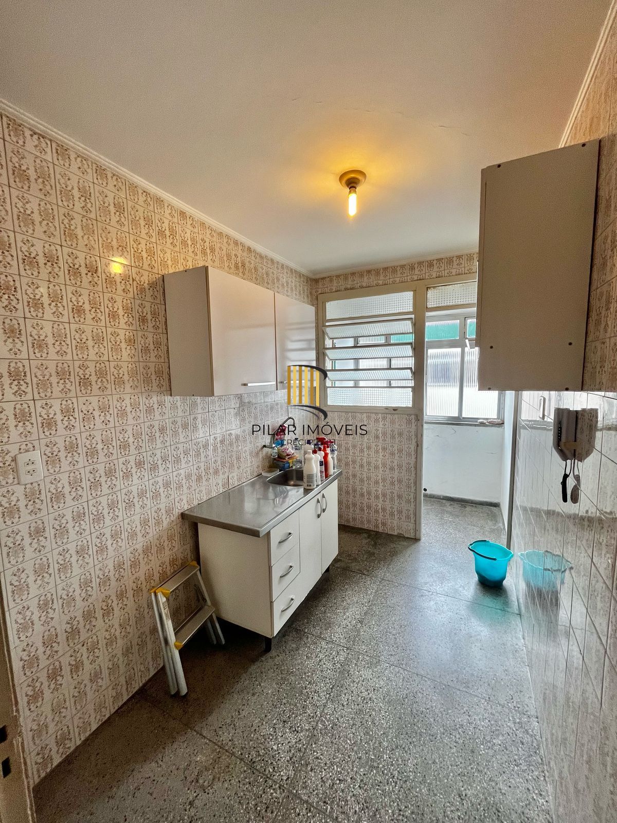 Apto de 01 dorm no Passo da Areia, sala, cozinha, banheiro e área.
