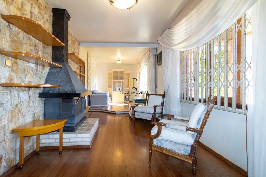 Casa 5 dormitórios no bairro Partenon
