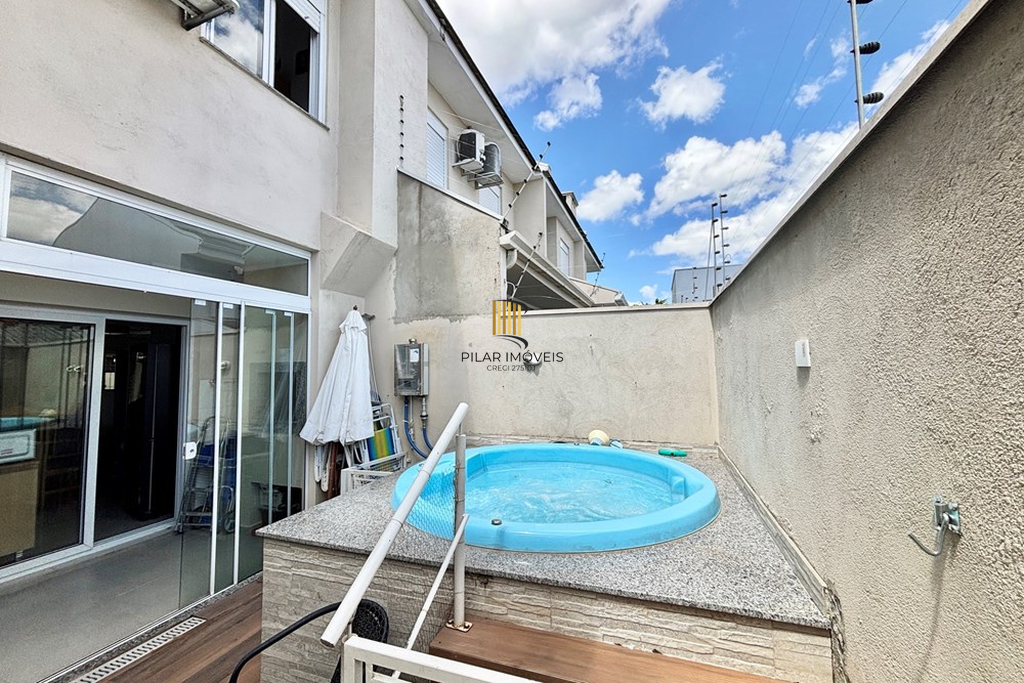 Casa 3 dormitórios no bairro Igara