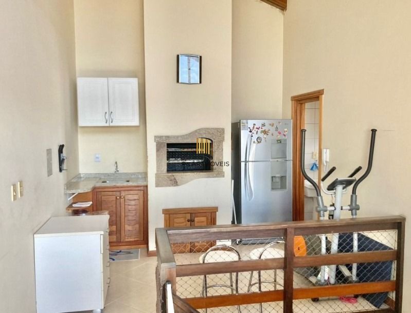 Excelente cobertura, 03 dorm com suite, churrasqueira, piscina e vista.