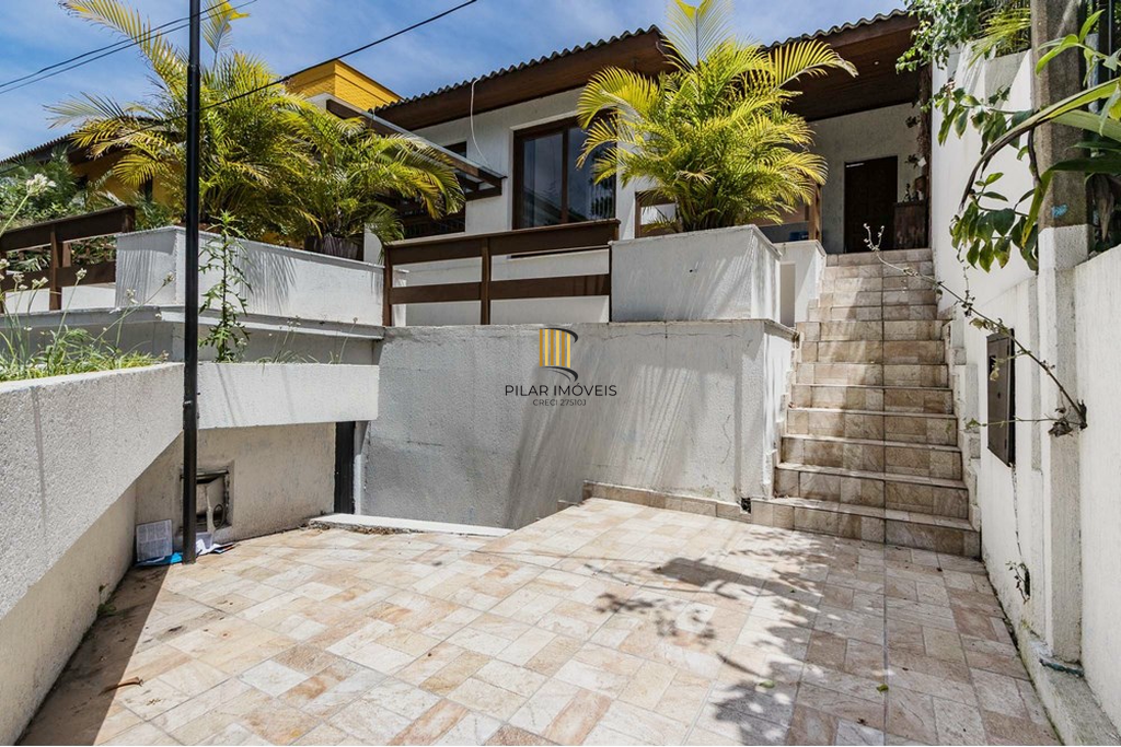 Casa 3 dormitórios no bairro Medianeira