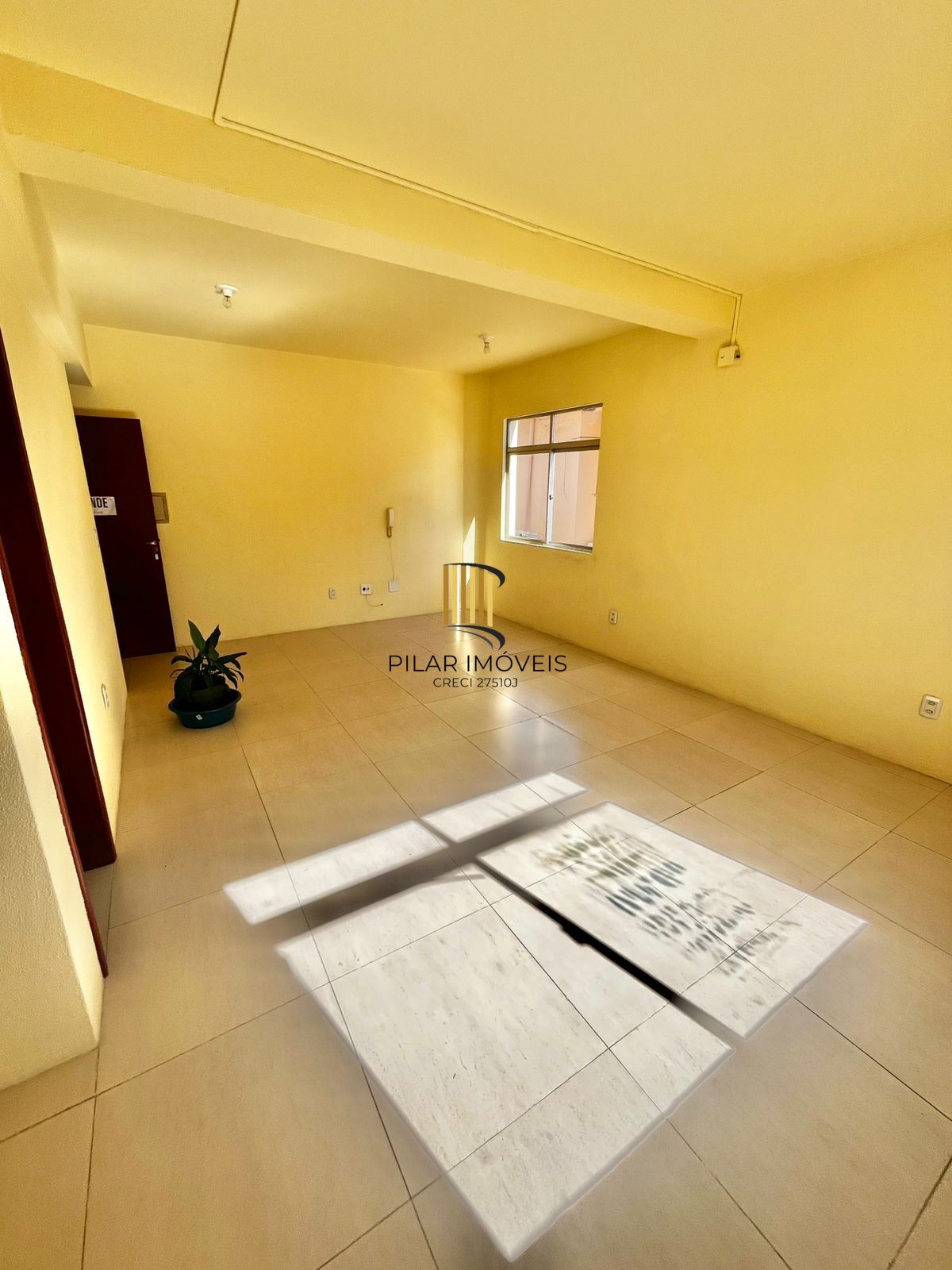 Sala comercial, Av Assis Brasil, 34 m², prédio com elevador, sala com banheiro