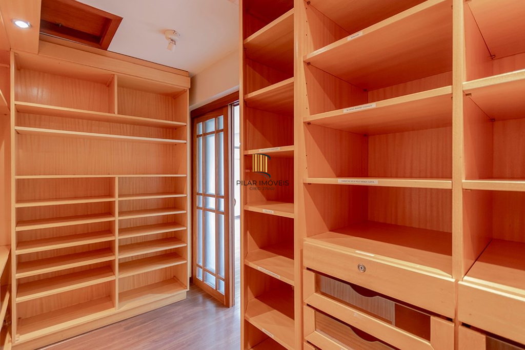 Casa 6 dormitórios no bairro Vila Jardim