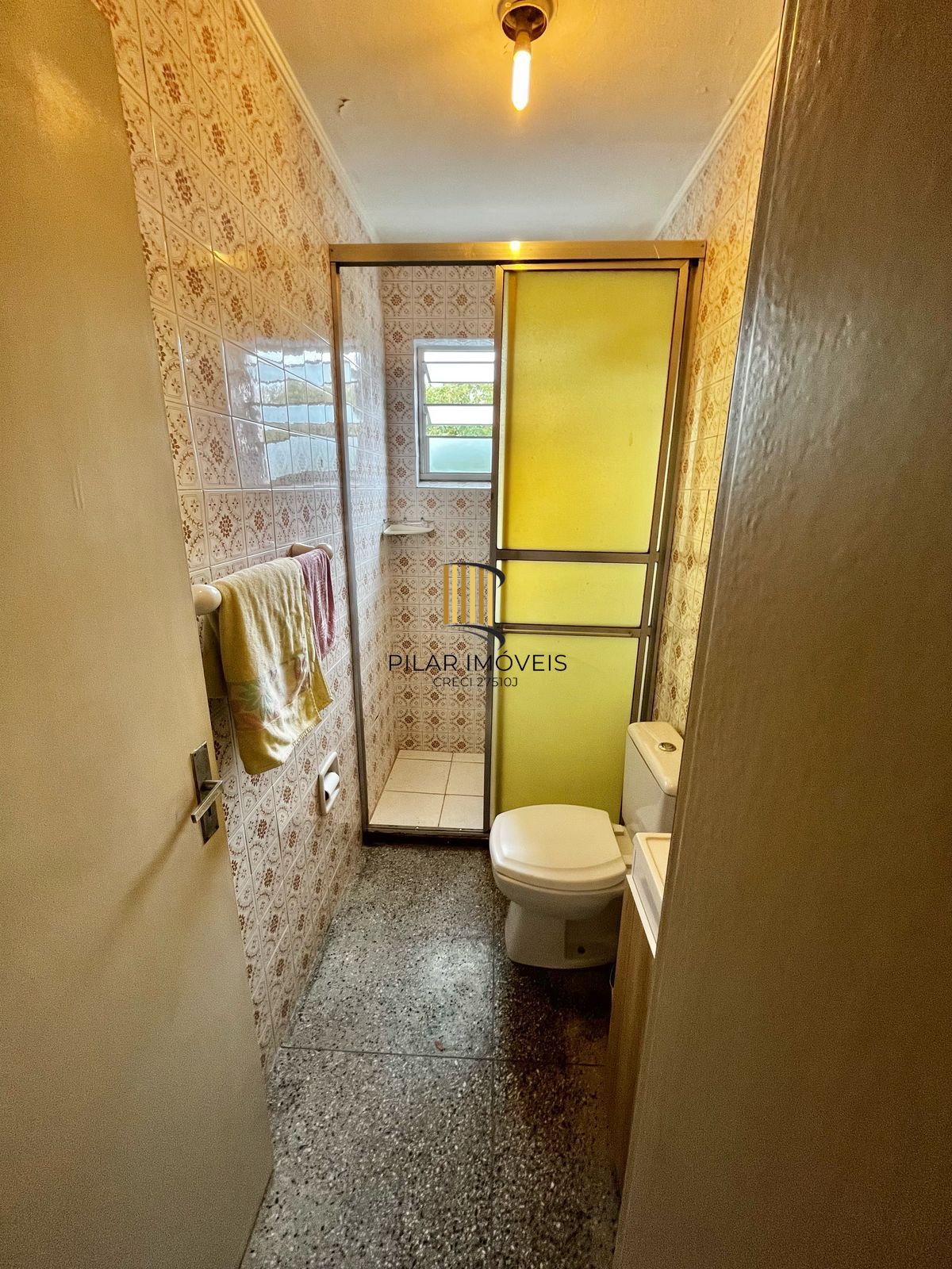 Apto de 01 dorm no Passo da Areia, sala, cozinha, banheiro e área.