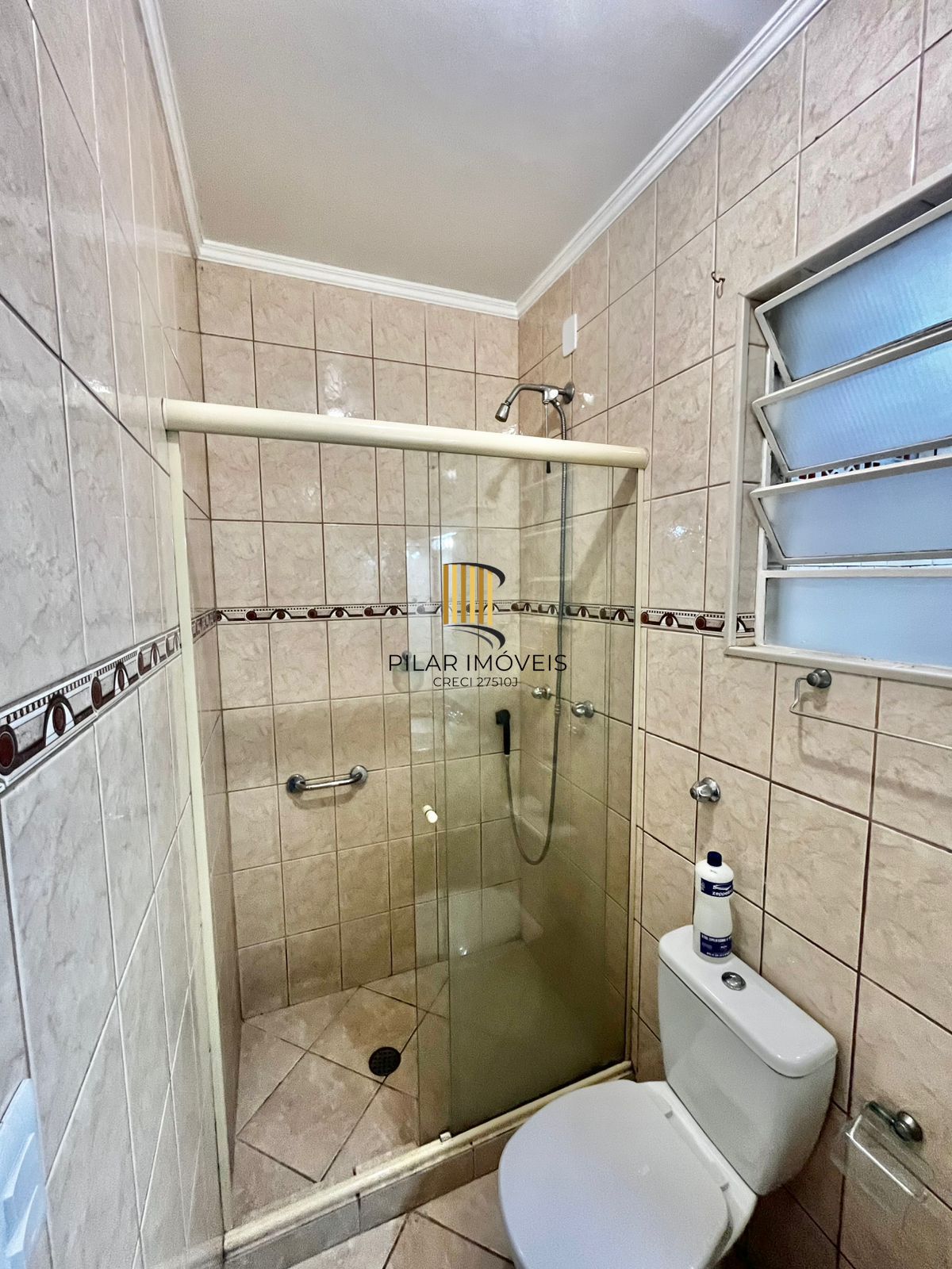 Apto térreo, 01 dorm, água quente, área fechada, 50 m², 200 m do Shopping Wallig
