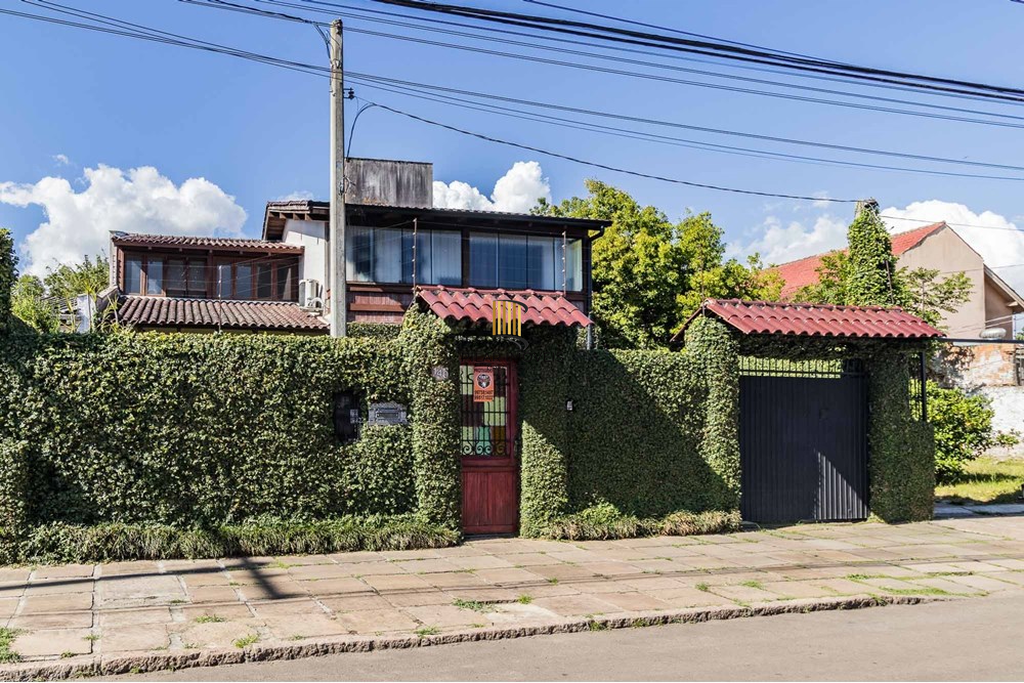 Casa 3 dormitórios no bairro Guarujá