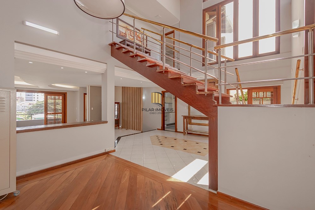 Casa 6 dormitórios no bairro Vila Jardim