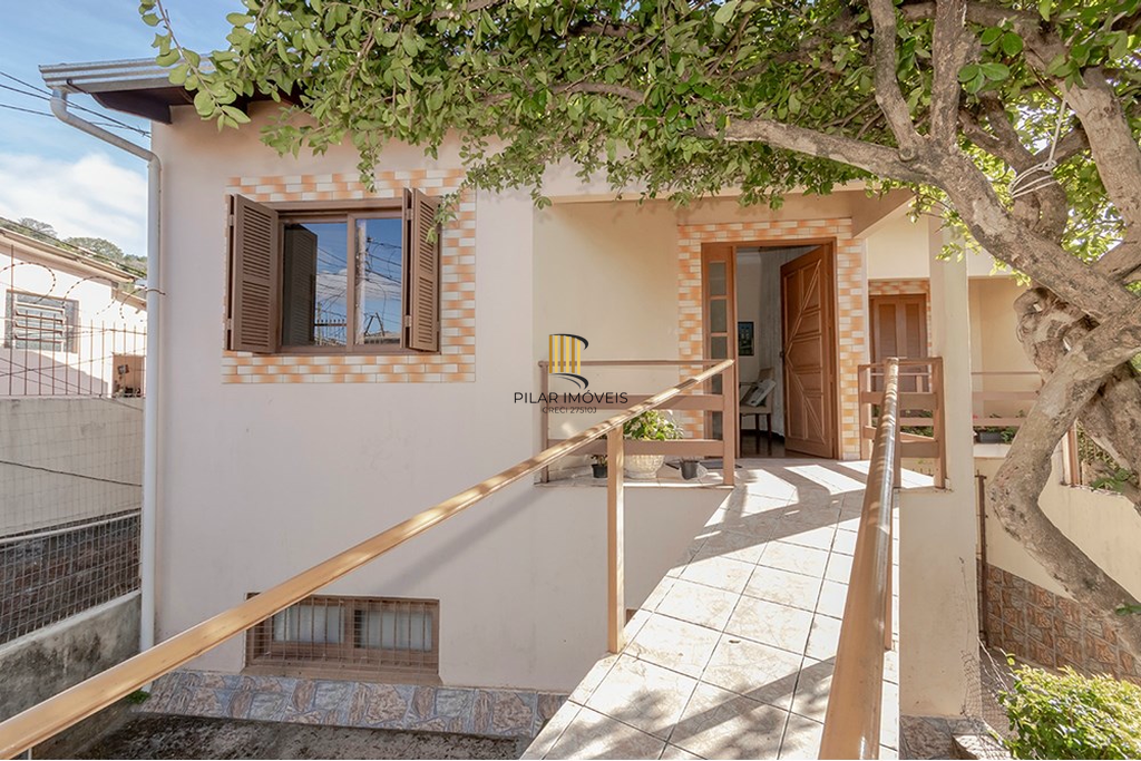 Casa 5 dormitórios no bairro Glória
