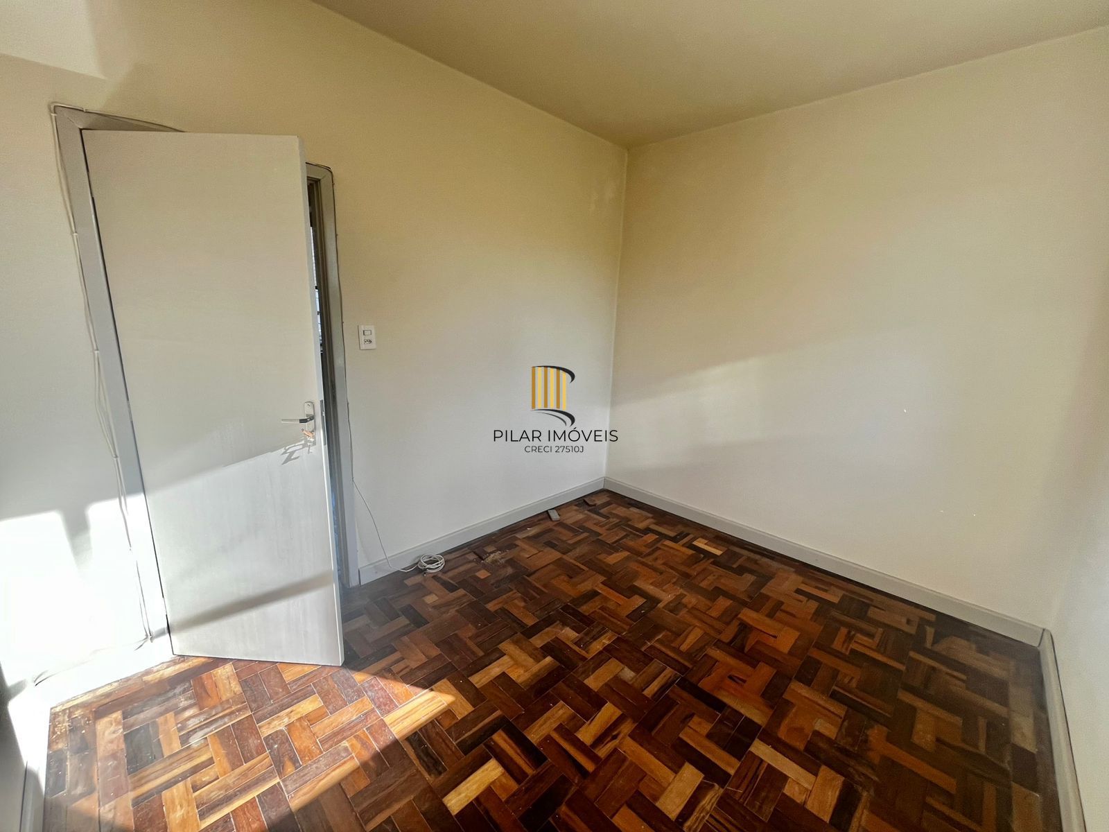 Apto de 02 dorm, sala, banho, cozinha, reformado, desocupado e vaga coberta.