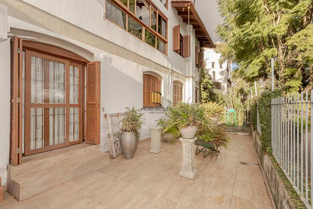 Casa 4 dormitórios no bairro Passo da Areia