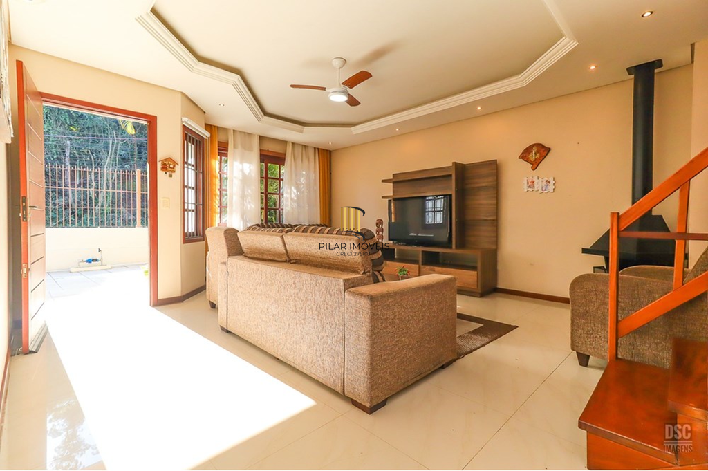 Casa 5 dormitórios no bairro Ipanema