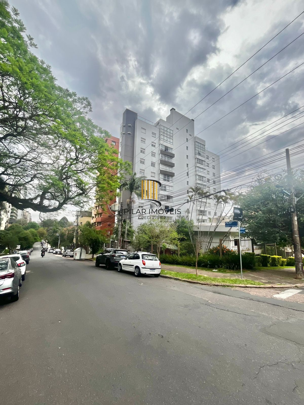 Apto de 03 dorm, sendo 01 suíte, 02 vagas, 103 m2, na João Obino, semi mobiliado