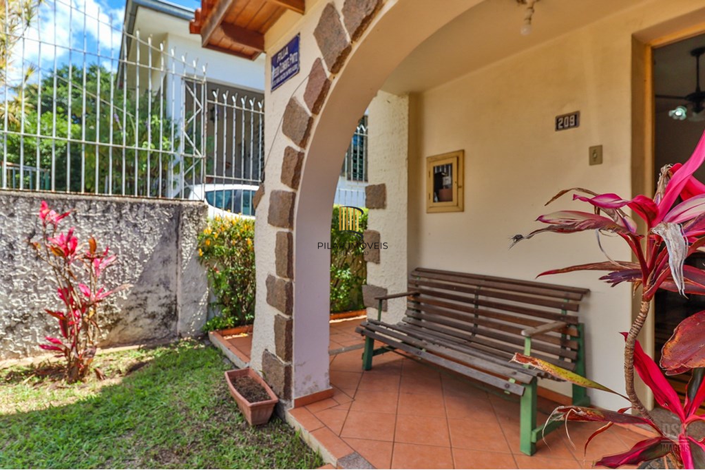 Casa 6 dormitórios no bairro Teresópolis