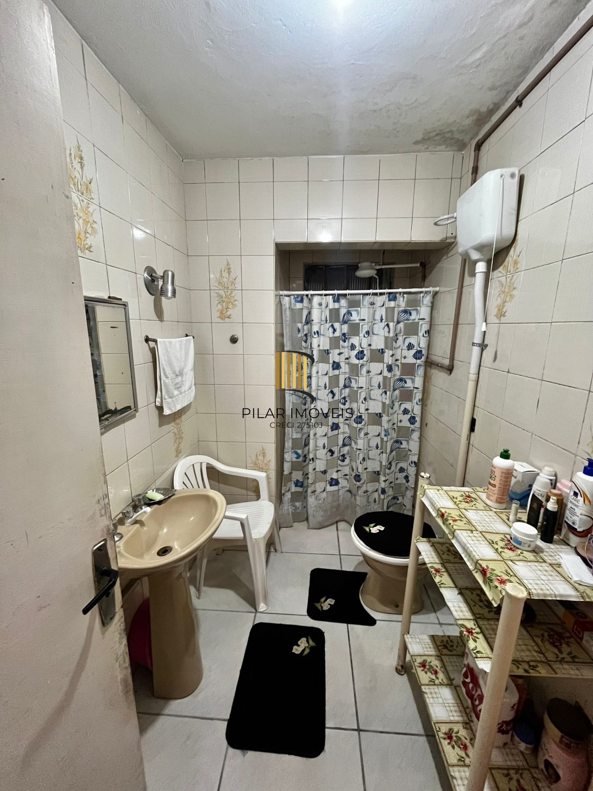 Casa na Rua Marista, Partenon, com 11,00 de frente por 23,00 de frente a fundos