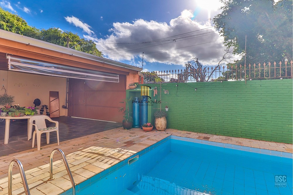 Casa 6 dormitórios no bairro Rubem Berta