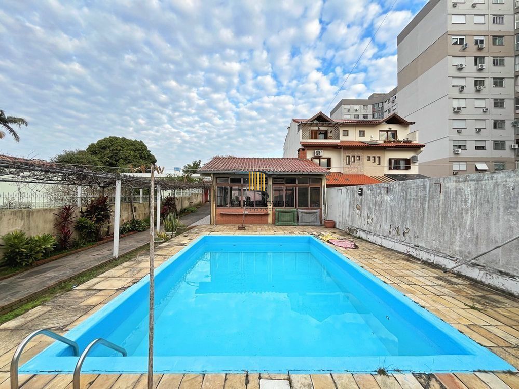 Casa 5 dormitórios no bairro Camaquã