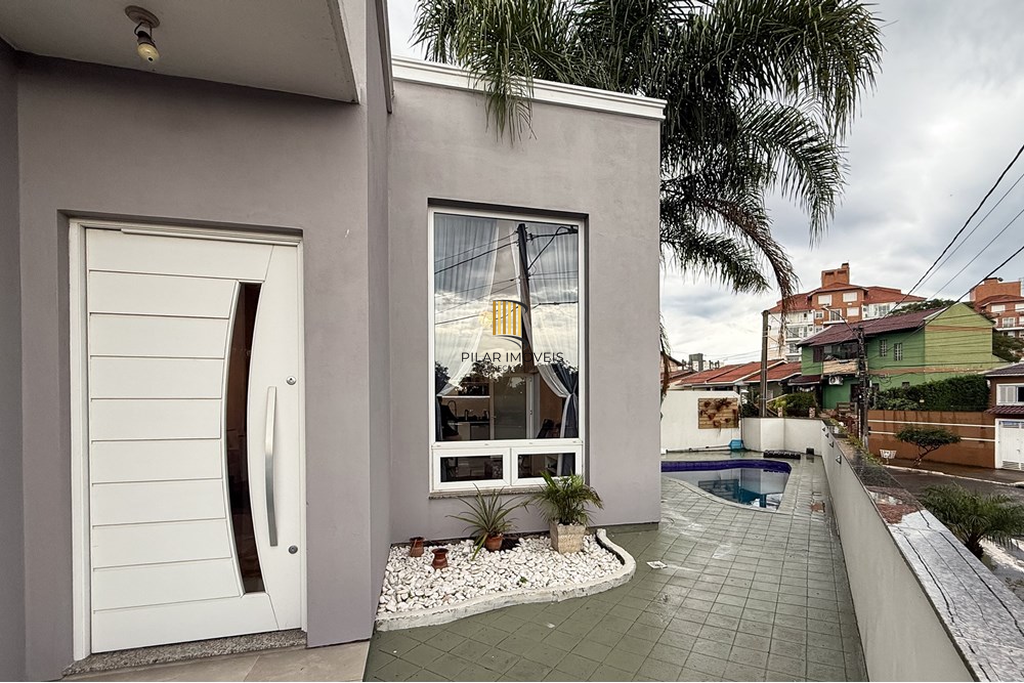 Casa 5 dormitórios no bairro Igara