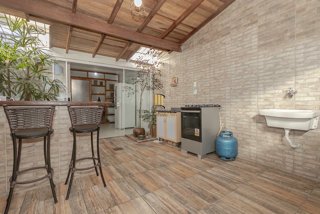 Casa 3 dormitórios no bairro Guarujá