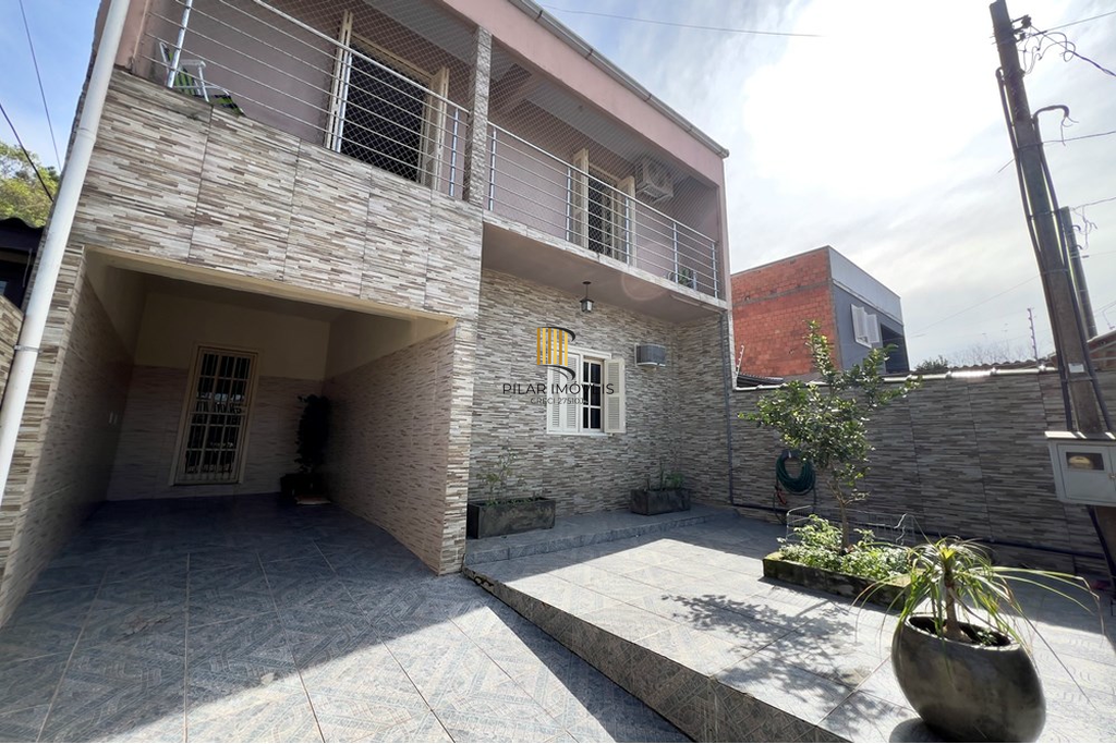 Casa 3 dormitórios no bairro Olaria