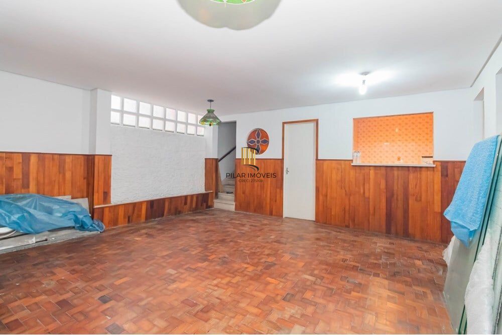 Casa 6 dormitórios no bairro Santana