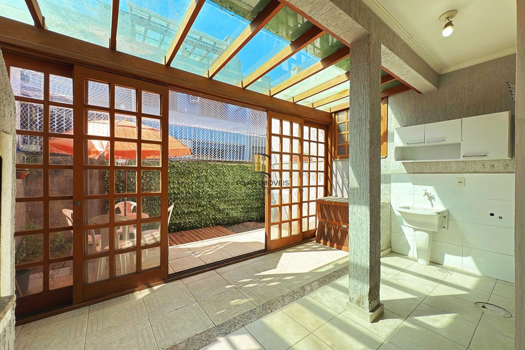 Casa 3 dormitórios no bairro Hípica