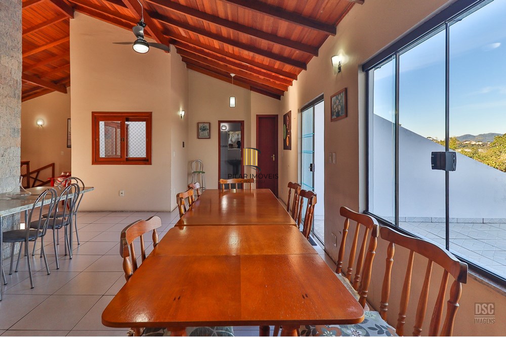 Casa 5 dormitórios no bairro Ipanema