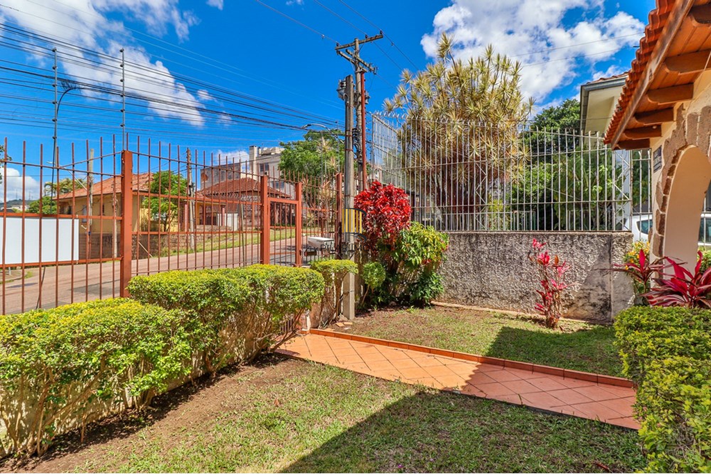 Casa 6 dormitórios no bairro Teresópolis