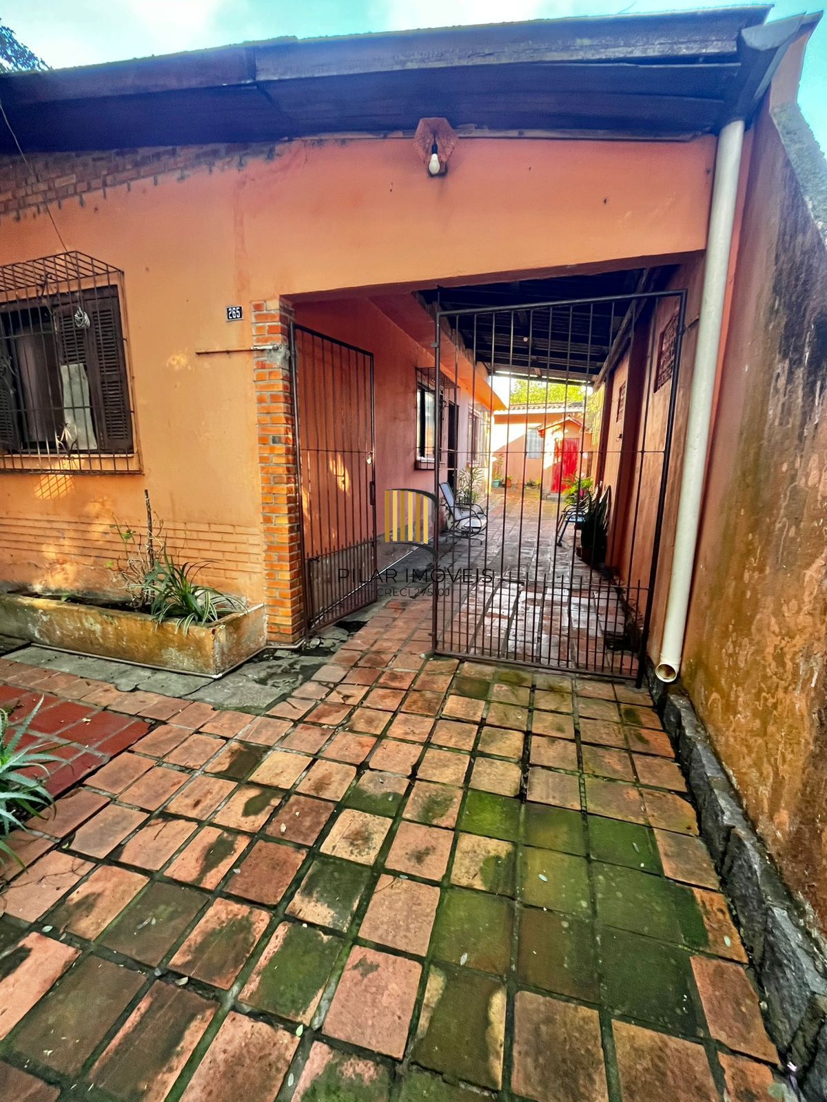 Casa na Rua Marista, Partenon, com 11,00 de frente por 23,00 de frente a fundos