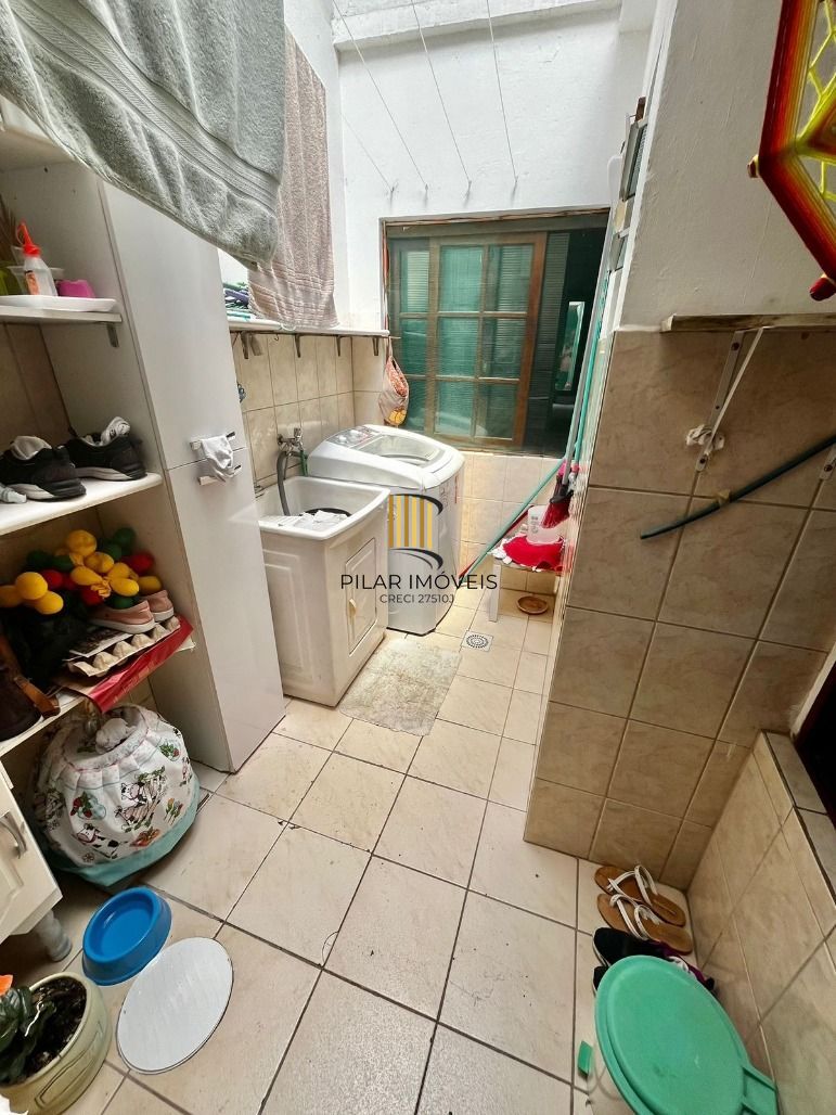 Apto de 02 dorm na João Wallig, 01 lance de escada, de frente