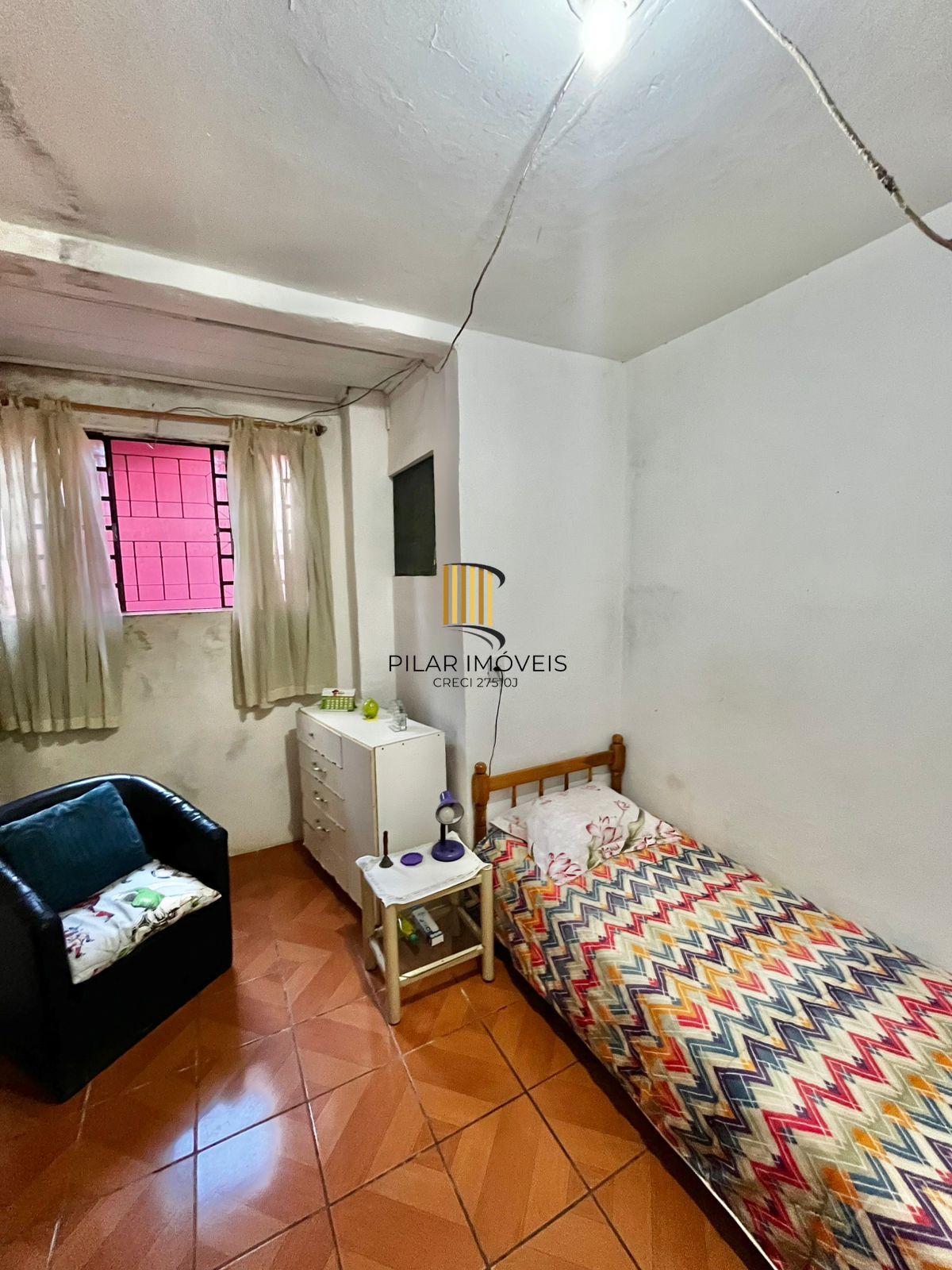 Casa na Rua Marista, Partenon, com 11,00 de frente por 23,00 de frente a fundos