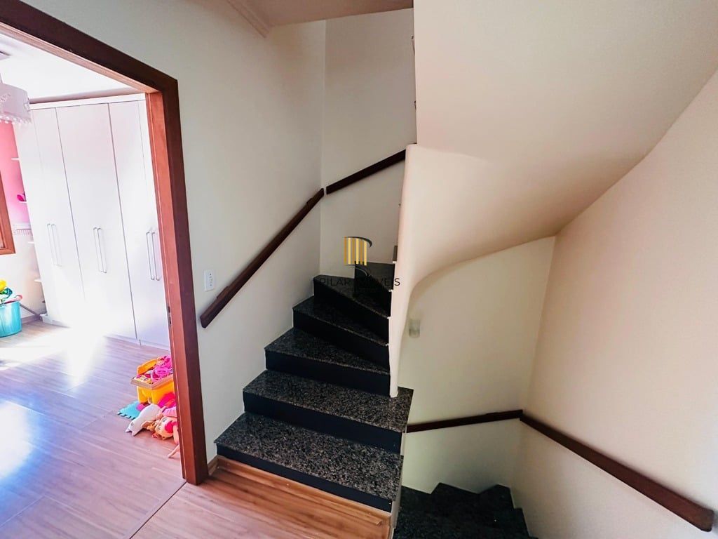 Casa 3 dormitórios no bairro Hípica