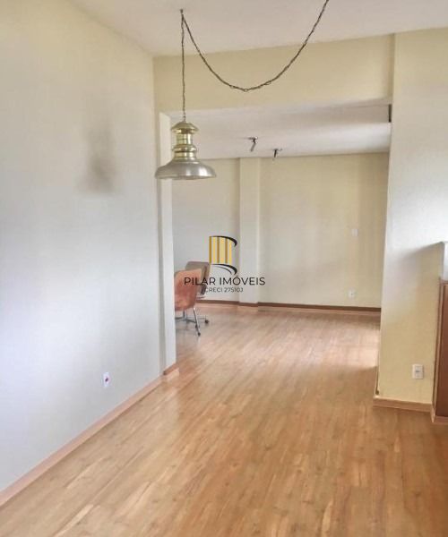 Ótima sala, com 02 vagas, prédio com elevador, no Passo da Areia