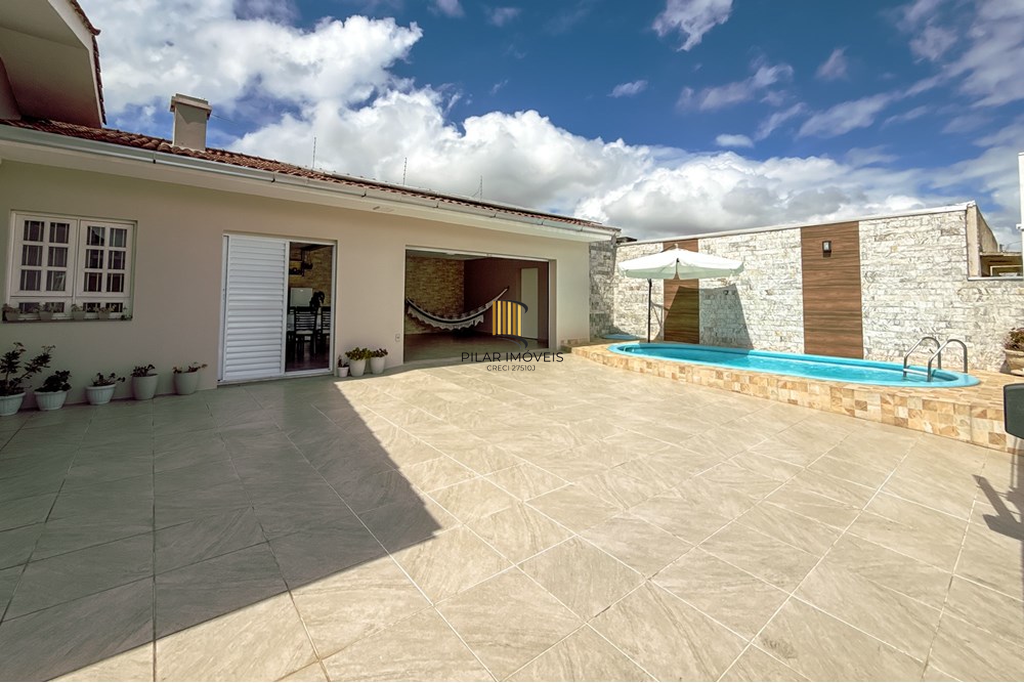 Casa 3 dormitórios no bairro Igara